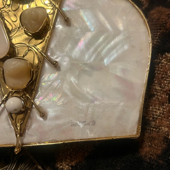 Ramla La Perle Handmade in Morocco Mother of Pearl and Brass clutch with chain - Picture 3 of 16